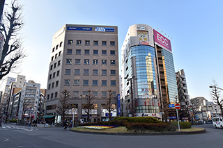 事務所ビルの外観